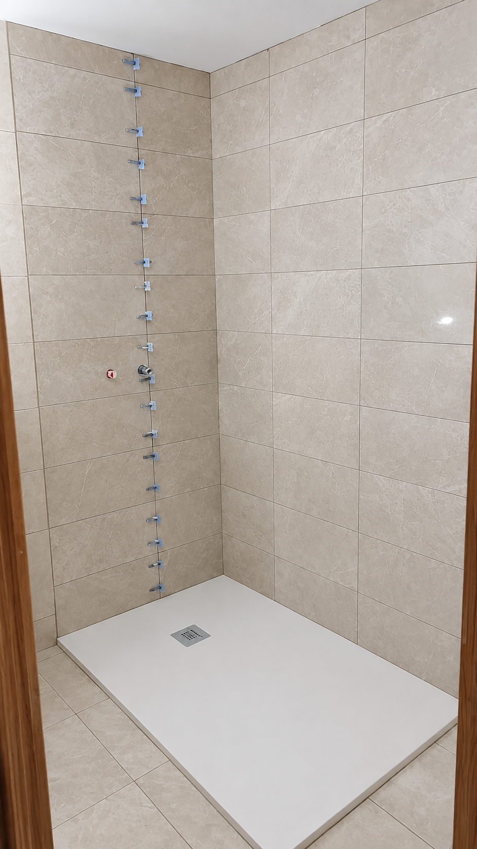 Ducha reformada con mampara instalada