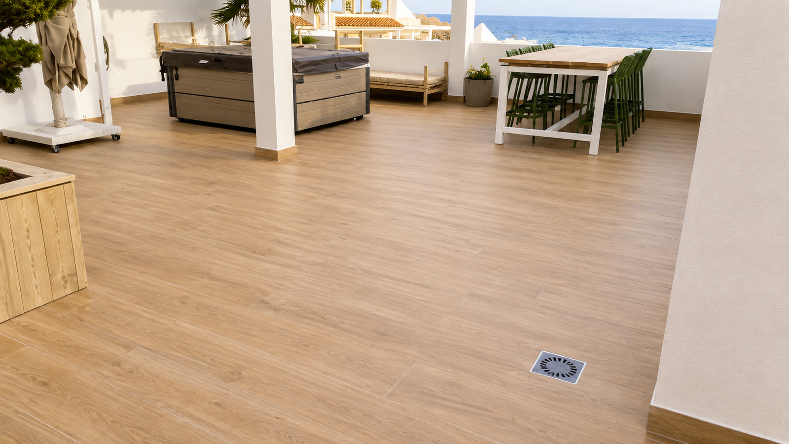 Terraza terminada con pavimento efecto madera